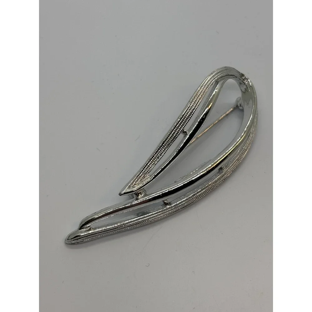 Vintage Brooch Silver Tone‎ with Intricate Detail Signed Sarah Coventry
